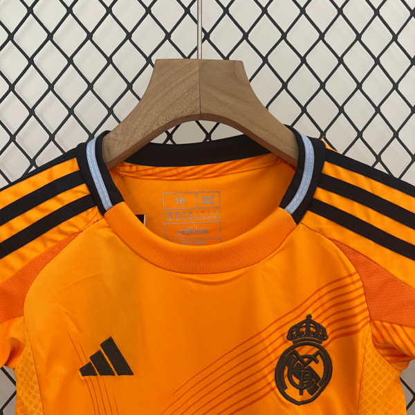 Conjunto niño naranja Real Madrid 2024-2025 cuello