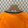 Conjunto niño naranja Real Madrid 2024-2025 cuello anterior