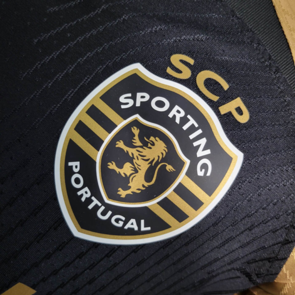 Camiseta Ronaldo Sporting Lisboa 2023-2024 escudo