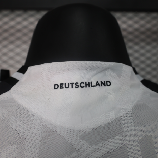 Camiseta blanca Alemania 2024-2025 cuello anterior