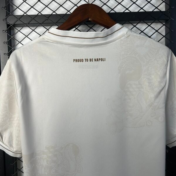 Camiseta blanca Napoli 2025-2026 cuello anterior