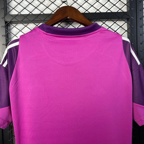 Camiseta morada Real Madrid 2025-2026 cuello anterior