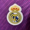 Camiseta morada Real Madrid 2025-2026 escudo