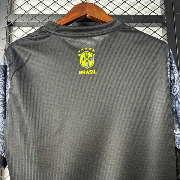 Camiseta negra Brasil Jesús 2025-2026 cuello anterior