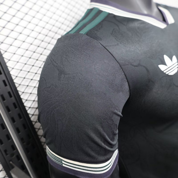 Camiseta negra Juventus 2025-2026 hombro