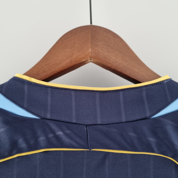 Camiseta retro azul Argentina 2006 cuello anterior