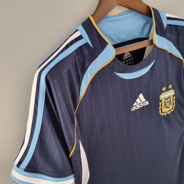Camiseta retro azul Argentina 2006 hombro