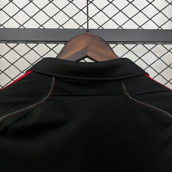 Camiseta retro negra AC Milan 2012-2013 cuello anterior