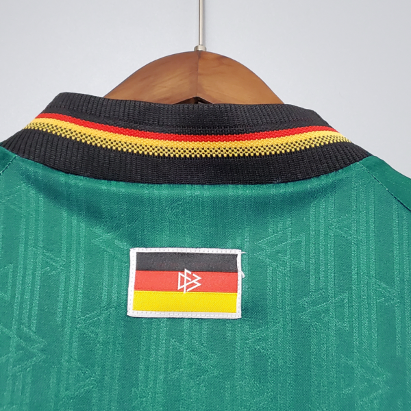 Camiseta retro verde Alemania 1996 cuello anterior