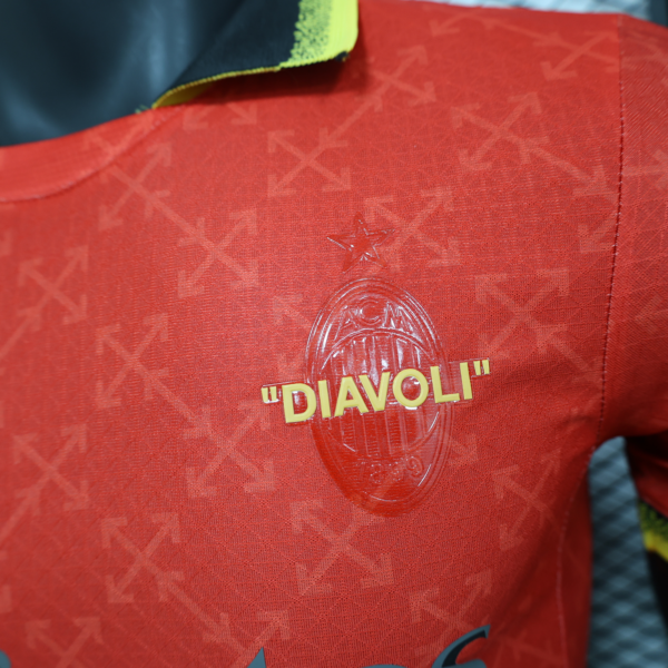 Camiseta roja AC Milan 2025-2026 escudo