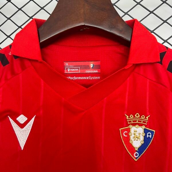 Conjunto niño Osasuna roja 2025-2026 cuello