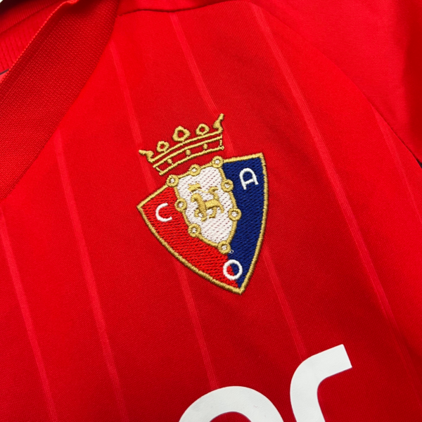 Conjunto niño Osasuna roja 2025-2026 escudo