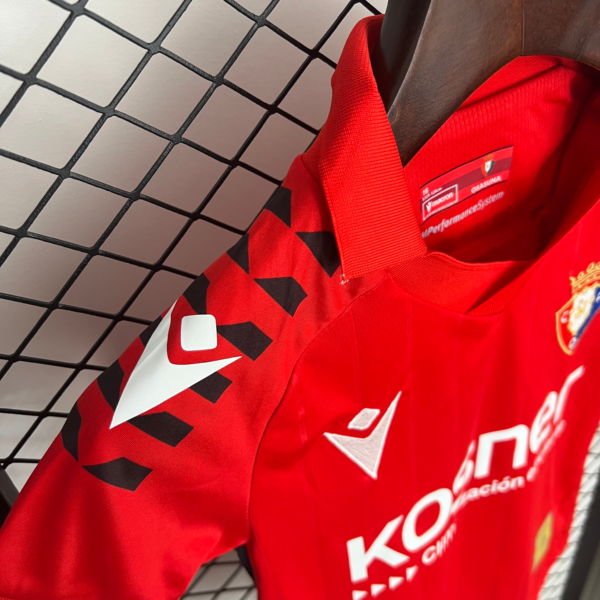 Conjunto niño Osasuna roja 2025-2026 hombro
