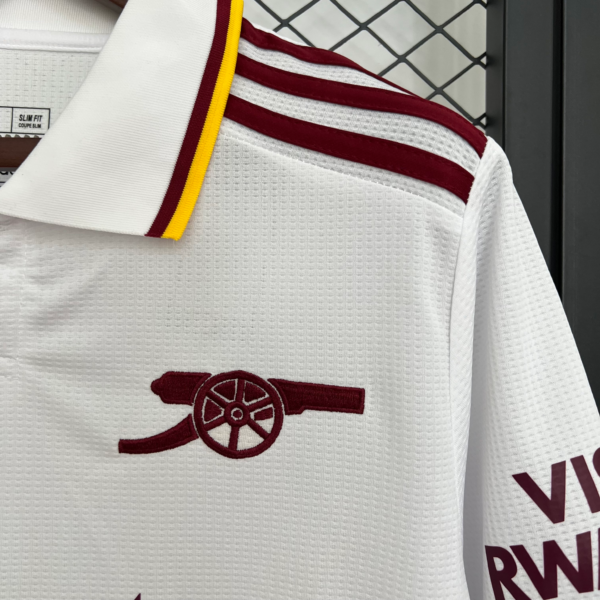 Camiseta Arsenal blanca2025-2026 escudo