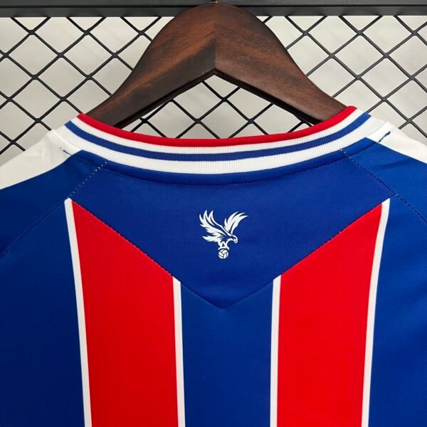Camiseta Crystal Palace rojo-azul 2025-2026 cuello anterior