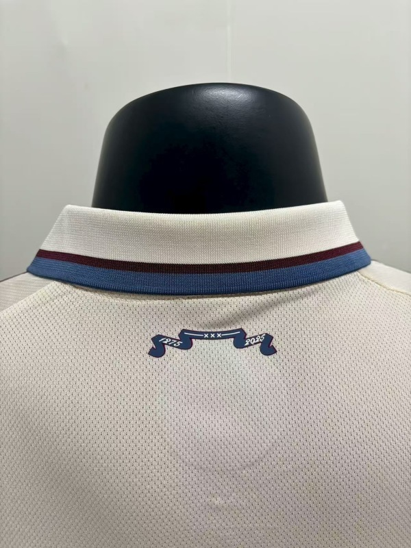 Camiseta beige Ajax 2025-2026 cuello anterior