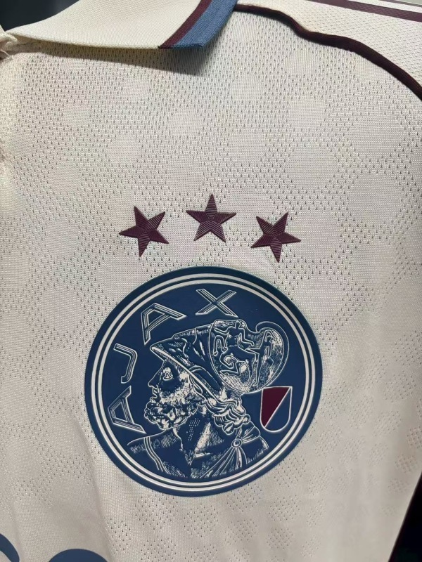 Camiseta beige Ajax 2025-2026 escudo