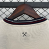 Camiseta beige West Ham 2025-2026 cuello anterior