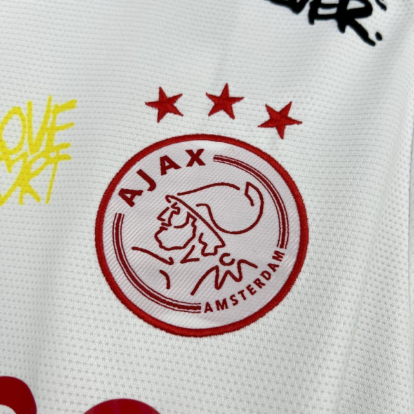 Camiseta blanca Ajax Bob Marley 2025-2026 escudo