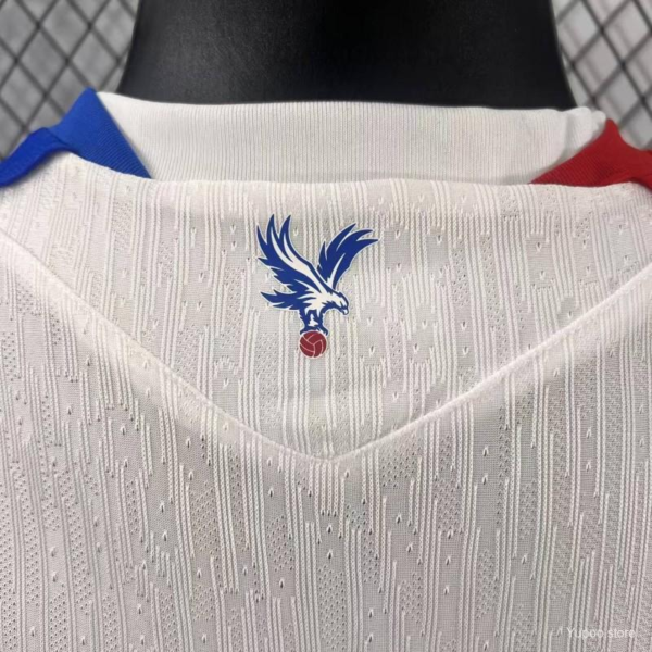 Camiseta blanca Crystal Palace 2025-2026 cuello anterior
