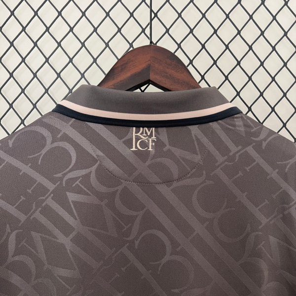 Camiseta marrón Real Madrid 2024-2025 cuello anterior