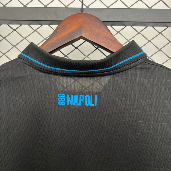Camiseta negra Napoli 2025-2026 cuello anterior