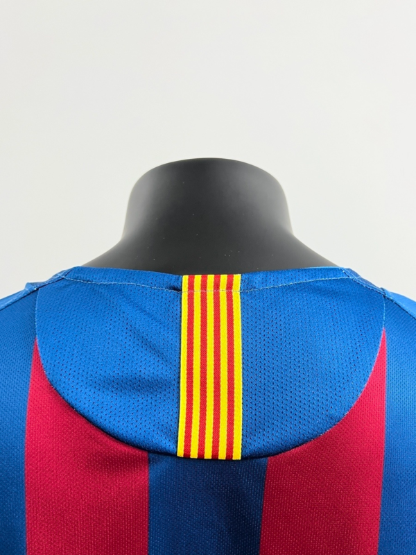 Camiseta retro Ronaldinho FC Barcelona 2005-2006 cuello anterior