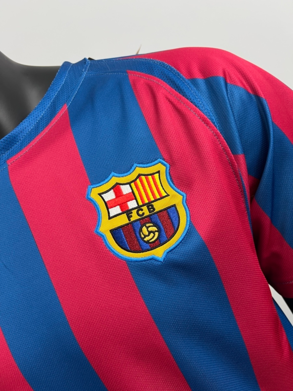 Camiseta retro Ronaldinho FC Barcelona 2005-2006 escudo