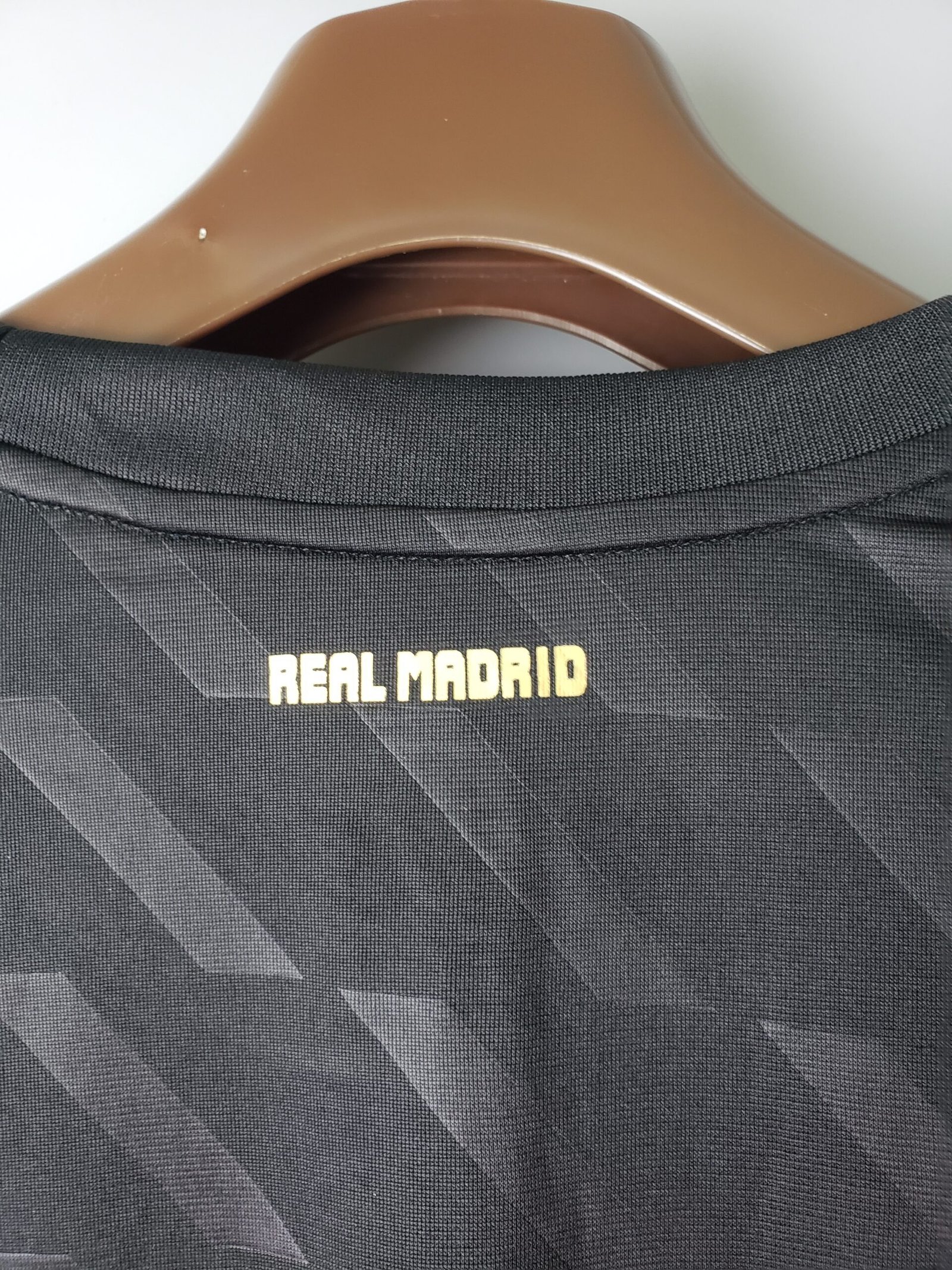 Camiseta retro negra Real Madrid manga larga 2012-2013 cuello anterior