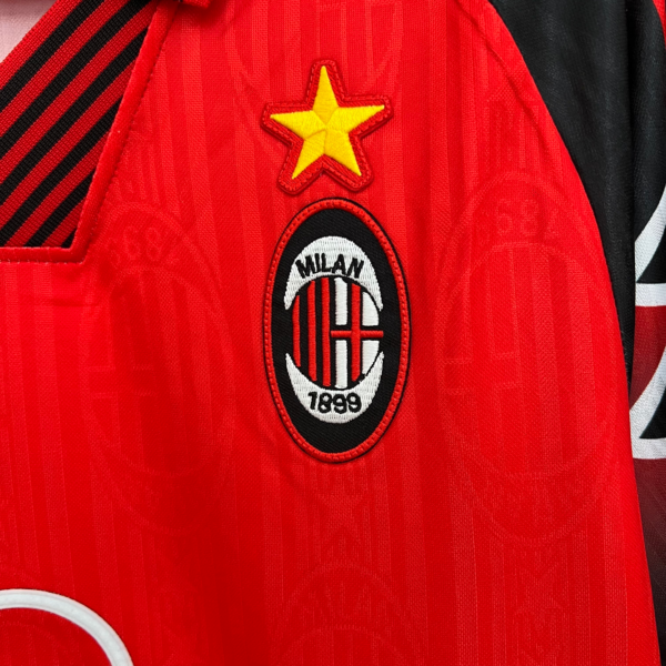 Camiseta retro roja AC Milan 1997-1998 escudo
