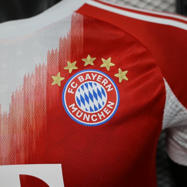 Camiseta roja Bayern Munich 2025-2026 escudo