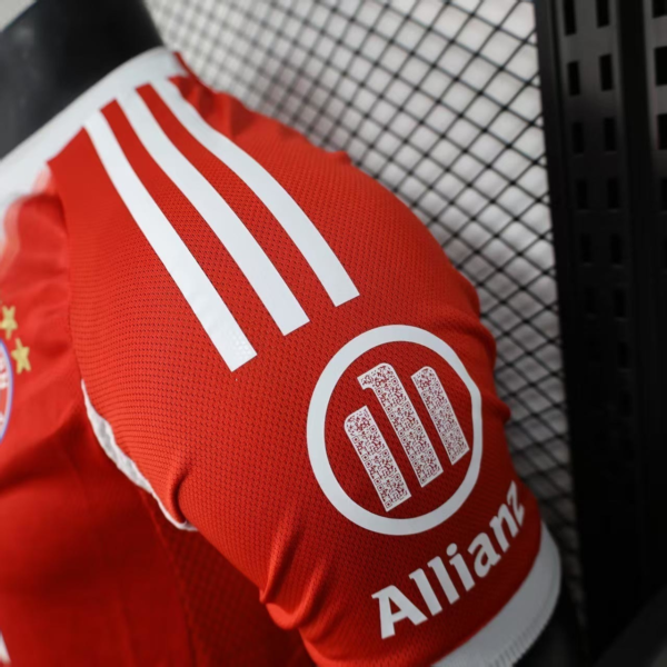 Camiseta roja Bayern Munich 2025-2026 hombro