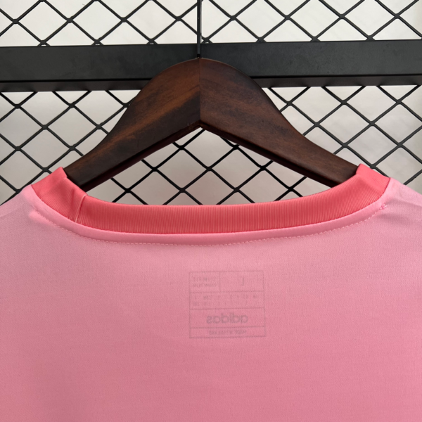 Camiseta rosa Benfica 2025-2026 cuello anterior