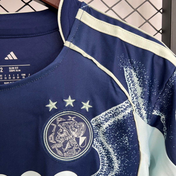 Conjunto niño Ajax azul 2025-2026 escudo