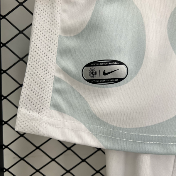 Conjunto niño Sporting Lisboa blanca 2025-2026 etiqueta