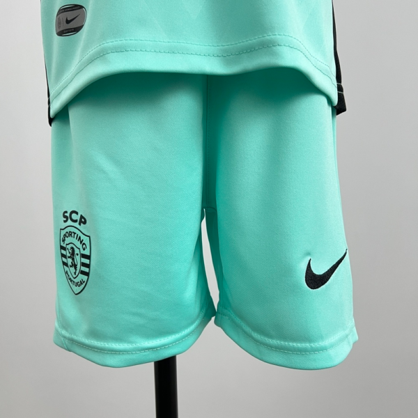 Conjunto niño turquesa Aston Villa 2025-2026 pantalon corto