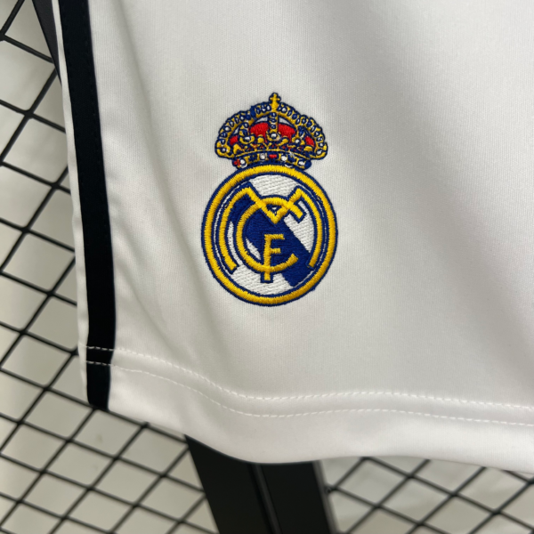 Pantalón corto blanco Real Madrid 2025-2026 escudo