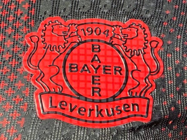 Camiseta Bayer Leverkusen negro 2025-2026 escudo