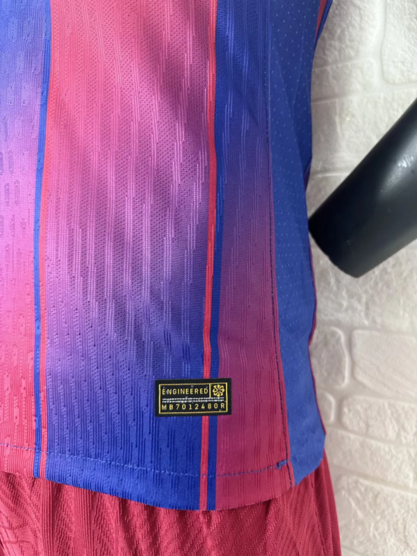 Camiseta FC Barcelona X Ed Sheeran 2025-2026 etiqueta