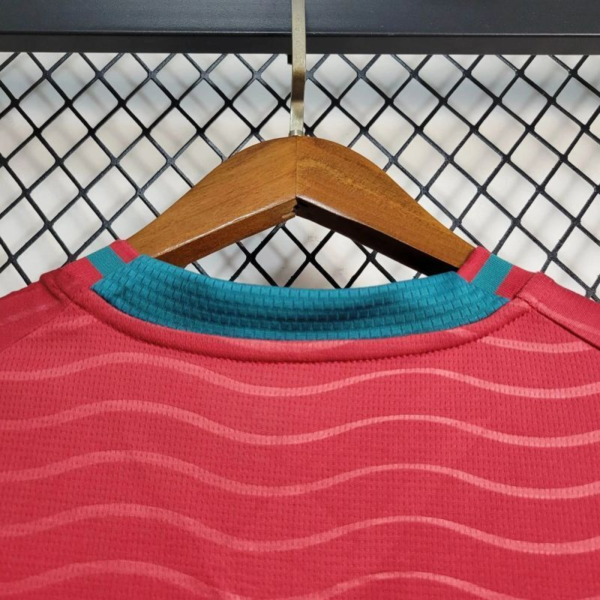 Camiseta Portugal Mundial 2026 cuello anterior