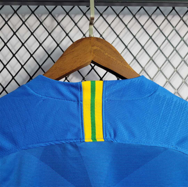 Camiseta Retro Azul Brasil 2018 cuello pposterior