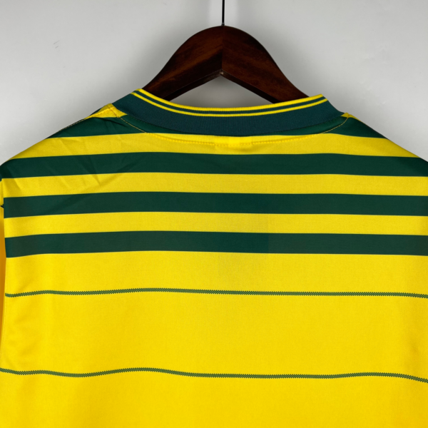 Camiseta Retro Brasil 1984 cuello posterior