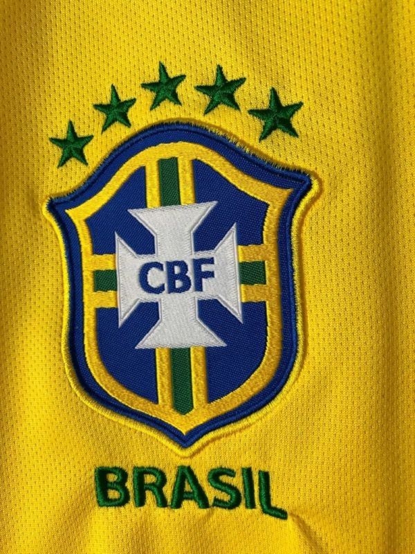 Camiseta Retro Brasil Neymar 2019-2020 escudo