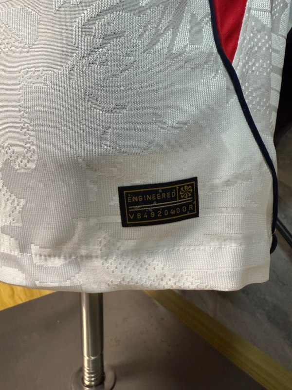 Camiseta blanca Inglaterra 2025-2026 etiqueta