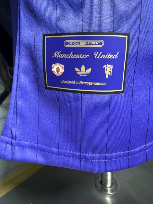 Camiseta morada Manchester United 2025-2026 etiqueta