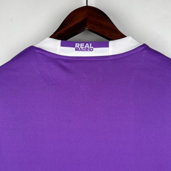 Camiseta morada Real Madrid 2016-2017 manga larga cuello anterior