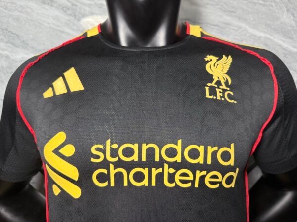 Camiseta negra Liverpool 2025-2026 cuello
