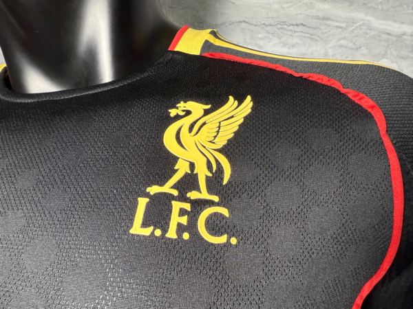 Camiseta negra Liverpool 2025-2026 escudo