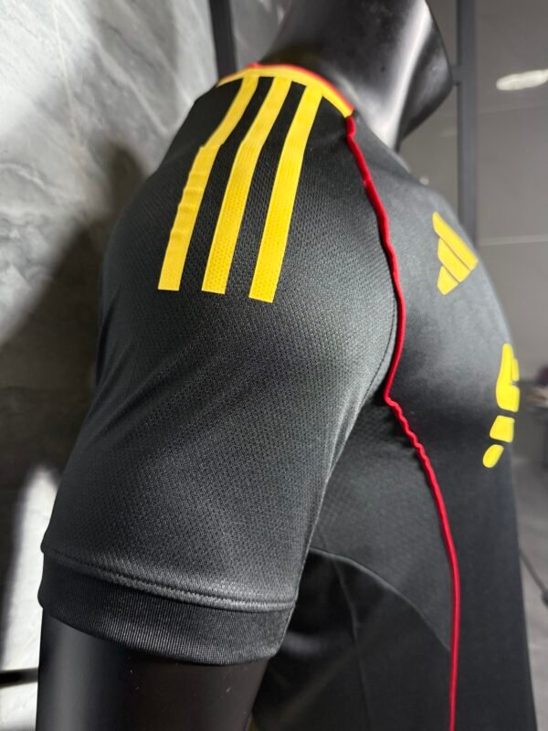 Camiseta negra Liverpool 2025-2026 manga-1