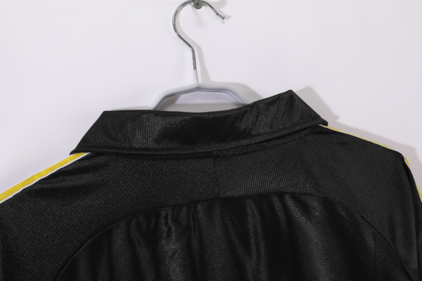 Camiseta negra Real Madrid 1999-2001 manga larga cuello anterior